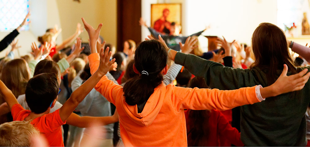 freres_saint_jean_enfants_louange Propositions d'été pour les jeunes avec les Frères de Saint-Jean