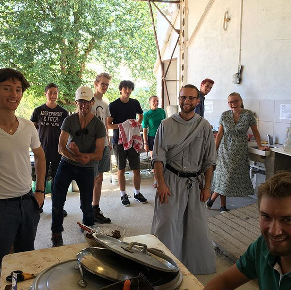 Capture d’écran 2020-09-15 à 16.40.03 Frères,de,Saint-Jean,Saint,St,Jean,Jan,communauté,communeauté,congrégation,religieux,moine,moines,petits-gris,petits,gris,Marchegg,travaux,chantier,rénovation,prieuré,Autriche